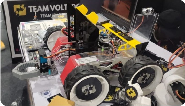 EdgeBot robot close-up on pit table